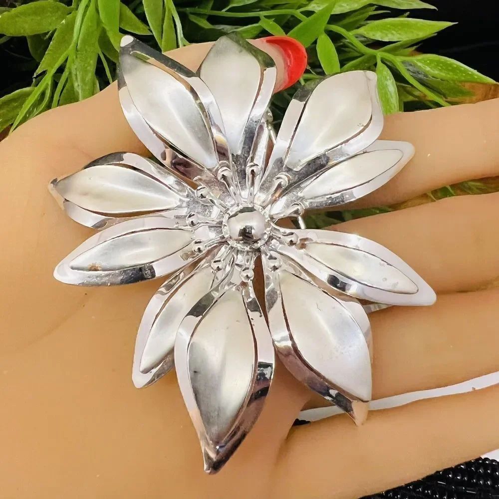 Vintage Large Flower Pedals Floral Brooch Silver Tone Shiny Lightweight 1132